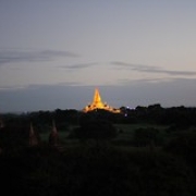 Au petit matin, vue sur le temple Ananda illuminé en attendant que le soleil se lève • <a style="font-size:0.8em;" href="http://www.flickr.com/photos/22252278@N05/32553302356/" target="_blank">View on Flickr</a>