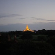 Au petit matin, vue sur le temple Ananda illuminé en attendant que le soleil se lève Au petit matin, vue sur le temple Ananda illuminé en attendant que le soleil se lève • <a style="font-size:0.8em;" href="http://www.flickr.com/photos/22252278@N05/32553302356/" target="_blank">View on Flickr</a>