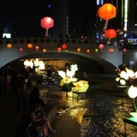 Lantern festival sur Cheonggyecheon • <a style="font-size:0.8em;" href="http://www.flickr.com/photos/22252278@N05/21761840559/" target="_blank">View on Flickr</a>