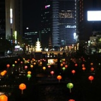 Lantern festival sur Cheonggyecheon • <a style="font-size:0.8em;" href="http://www.flickr.com/photos/22252278@N05/21760651160/" target="_blank">View on Flickr</a>