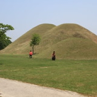 Gyeongju : tombes Silla Gyeongju : tombes Silla • <a style="font-size:0.8em;" href="http://www.flickr.com/photos/22252278@N05/22281636298/" target="_blank">View on Flickr</a>