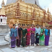 A Shwezigon Pagoda, on s'est fait des copines :) • <a style="font-size:0.8em;" href="http://www.flickr.com/photos/22252278@N05/32438928952/" target="_blank">View on Flickr</a>