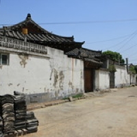 Gyeongju  autour du parc Gyeongju  autour du parc • <a style="font-size:0.8em;" href="http://www.flickr.com/photos/22252278@N05/22471703655/" target="_blank">View on Flickr</a>