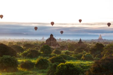 Vol de montgolfières au petit matin sur les temples de Bagan, au Myanmar (Birmanie).