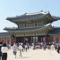 Palais Gyeongbokgung Palais Gyeongbokgung • <a style="font-size:0.8em;" href="http://www.flickr.com/photos/22252278@N05/22454141512/" target="_blank">View on Flickr</a>