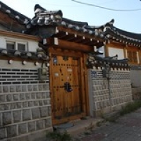 Bukchon Hanok village • <a style="font-size:0.8em;" href="http://www.flickr.com/photos/22252278@N05/21958493891/" target="_blank">View on Flickr</a>